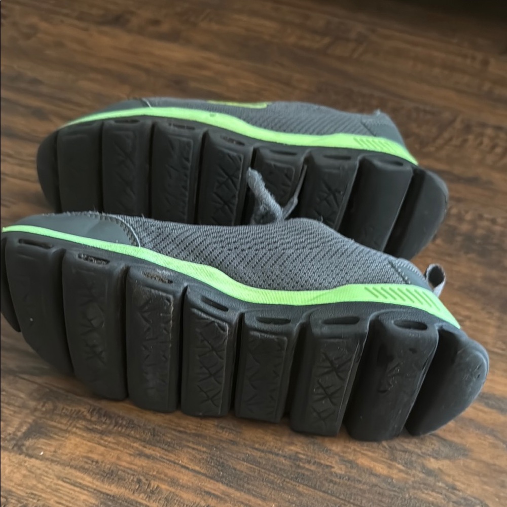 Skechers Kids Gray and Green Shoes size 5 fair condition with some flaws - Picture 10 of 13